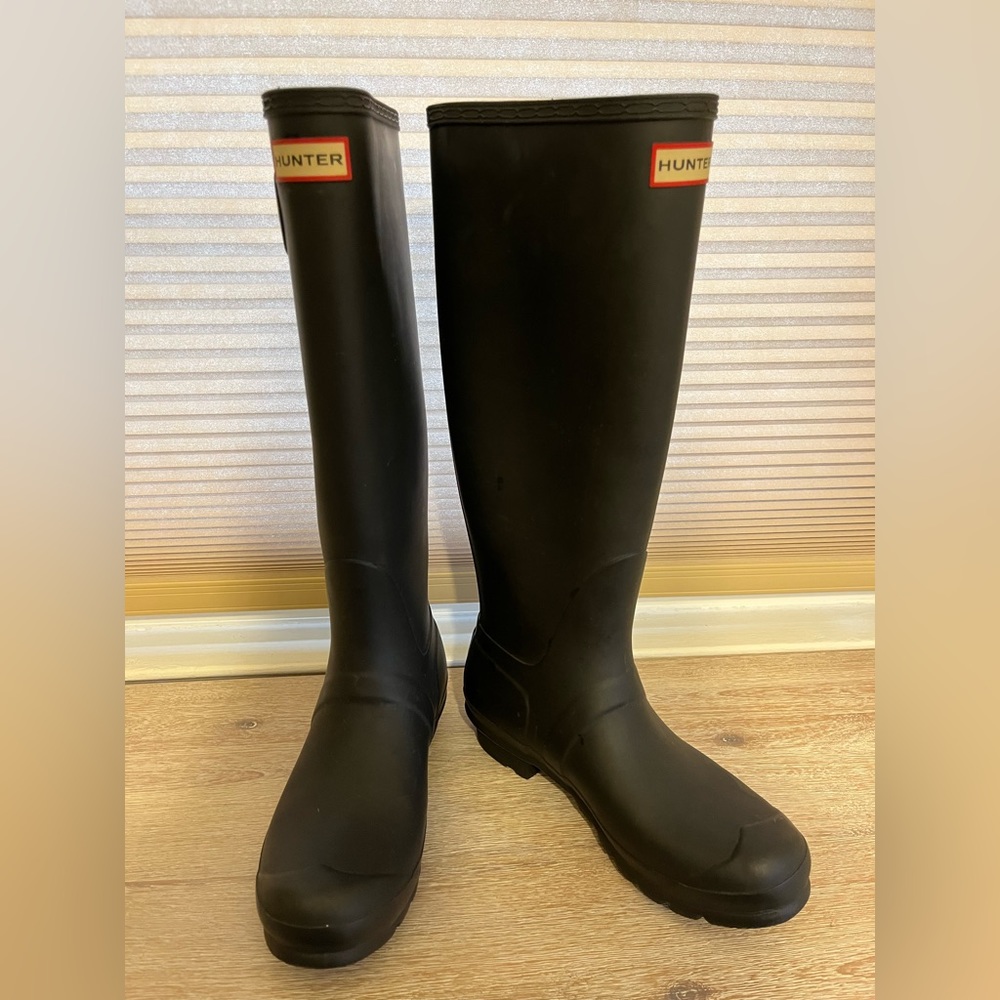 Size 9 Hunter Boots Matte Black!! Barely Worn!!